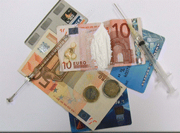 Graphical abstract: Evaluation of monolithic and sub 2 µm particle packed columns for the rapid screening for illicit drugs—application to the determination of drug contamination on Irish euro banknotes