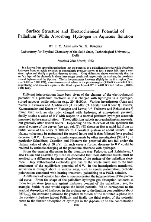 Surface structure and electrochemical potential of palladium while absorbing hydrogen in aqueous solution