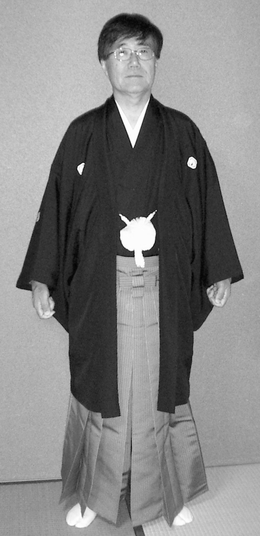 This photograph of Hiroshi Masuhara was taken to mark his 60th birthday. The kimono he is wearing, which was presented to him by his colleagues and students in March 2004, is called a hakama, a traditional kind of formal wear.